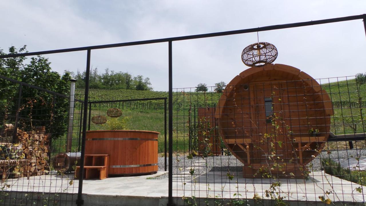 Sotto La Vigna Charm Stay Adults Only Vacation Suite Montegrosso d'Asti Luaran gambar