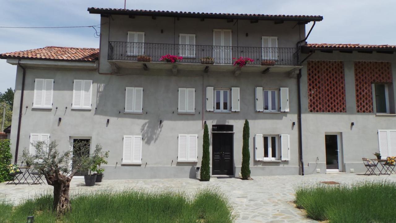 Sotto La Vigna Charm Stay Adults Only Vacation Suite Montegrosso d'Asti Luaran gambar